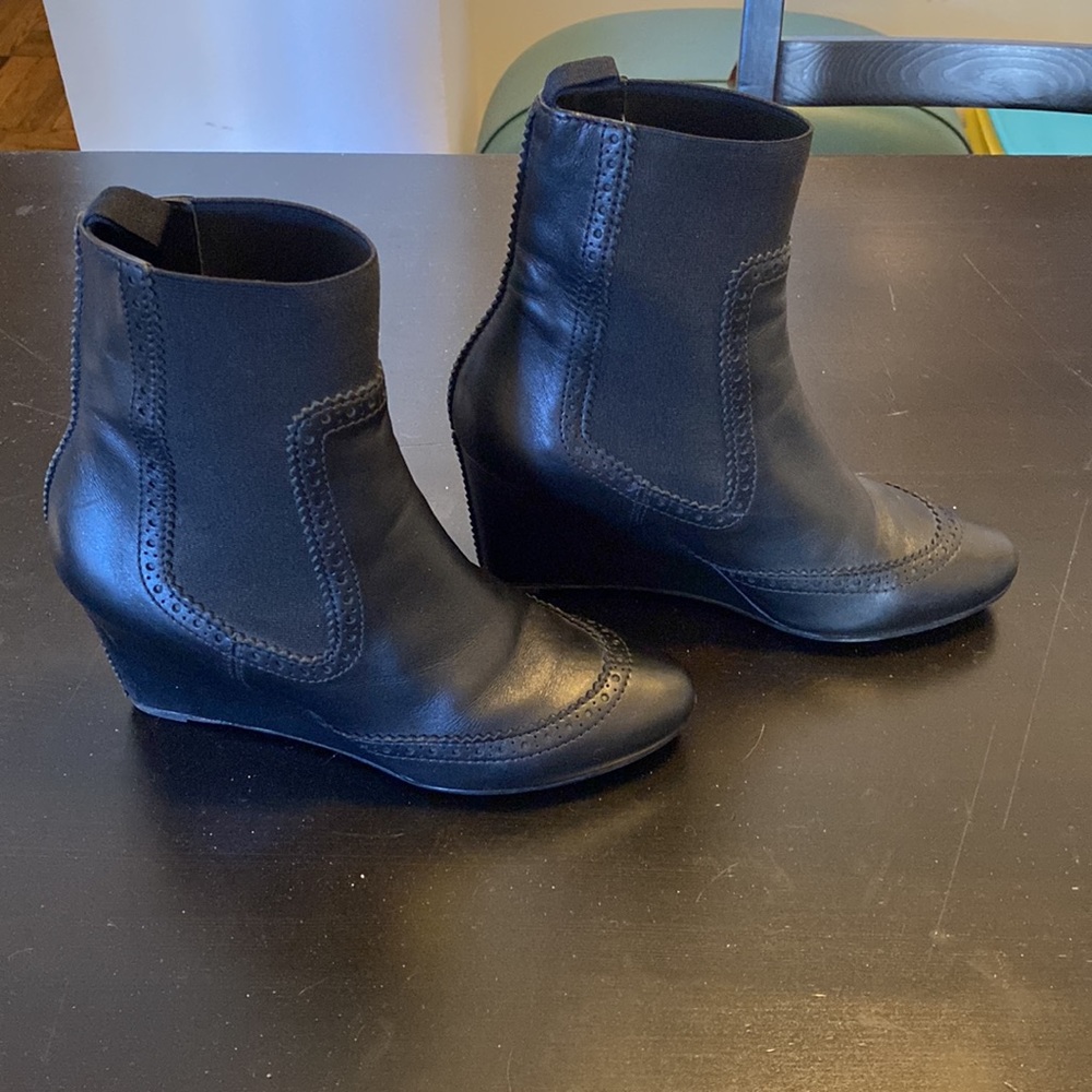 Balenciaga Leather Scalloped accent boots size 6